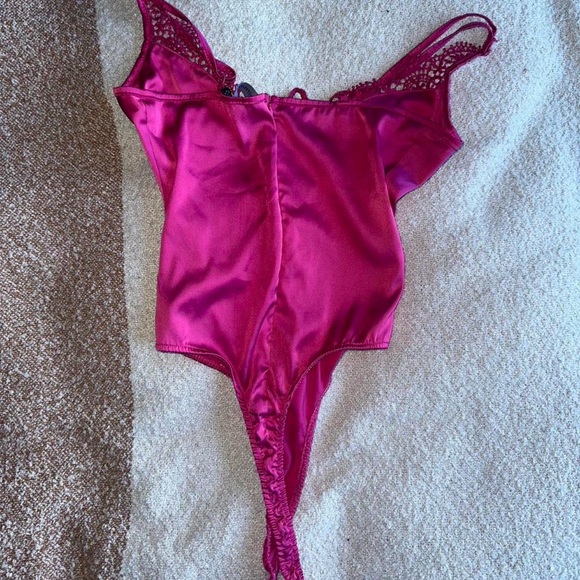 Pretty little thing v/neck bodysuit - Picture 2 of 4